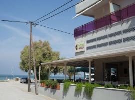 Hotel Pithari – hotel w mieście Agia Triada