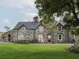 Bryn Dedwydd Farmhouse, holiday home sa Pentrefoelas