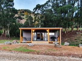 Glenwood Akaroa Bush Retreat - Totara Hut，阿卡羅阿的B&B