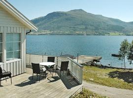 5 person holiday home in aver y, villa i Stokke
