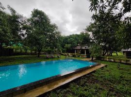 SaffronStays Mango Huts by the River, Pali, medencével rendelkező hotel Jambhulpāda városában