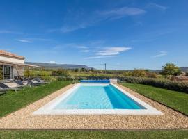 Villa Piscine Chauffée, 5min du village et Climatisation, hotel na may parking sa Saint-Saturnin-dʼApt