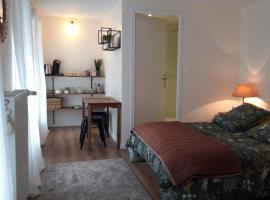 Agréables chambres indépendantes - Coutances centre, hotel keluarga di Coutances