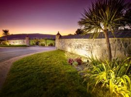 The Warren Holiday Park - Family Chalet, hotel in Abersoch