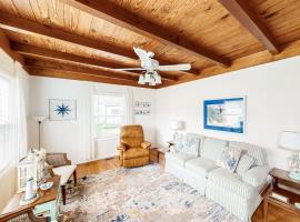 Ginny's Coastal Cottage, cabaña o casa de campo en Oak Island