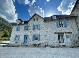 Le Val Éveillé 4 étoiles - maison de maître de 1773, farmstay di Arudy