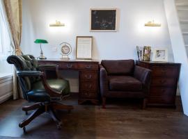 Luxury designer period apartment in Old Town by the presidential palace, hôtel à Vinohrady