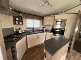 Fulmar 16, Scratby - California Cliffs, Parkdean, sleeps 6, pet friendly - 2 minutes from the beach!, camping resort en Scratby