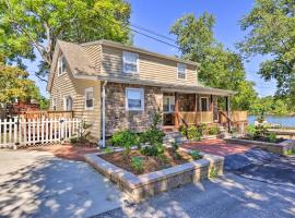 Sunny Glen Burnie Home - On-Site Water Access, hotel v destinaci Glen Burnie