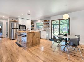 Chic Boulder Home with Yard Less Than 3 Mi to Pearl St!, casa o chalet en Boulder