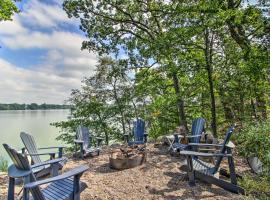 Lower Unit of Cabin Shared Dock and Fire Pit!, hotel con parcheggio a Becker