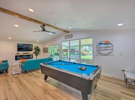 Modern Lakefront Mabank Home with Pool Table!, villa in Mabank