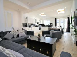 Large Modern House by Property Promise, holiday home in Cardiff