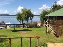 Maravillosa cabaña en orilla de Lago Vichuquén，El Rodeo的Villa