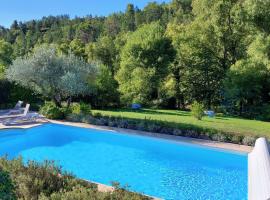 Freundliches Haus mit Pool und großem Garten, hotell med pool i Buis-les-Baronnies