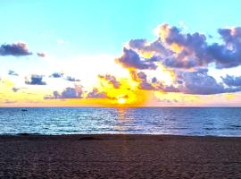 Paradise Awaits! Beach, King Bed, Private Yard & Workspace, hotel v destinácii Deerfield Beach