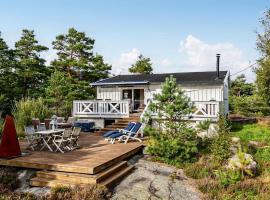 4 Bedroom Stunning Home In Gressvik, hotell i Gressvik