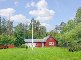 3 Bedroom Amazing Home In Lrbro, cottage in Lärbro