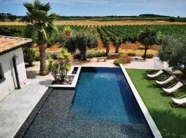 Villa contemporaine avec piscine à débordement dans un domaine viticole