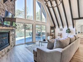 Luxe Timberland Villa with Lake Arrowhead Access!, holiday home in Lake Arrowhead