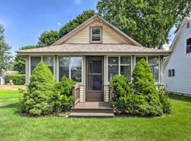 Grandmas Cottage with Sunroom Walk to Beach, hotel in Old Saybrook