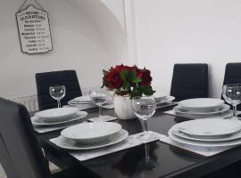 Stylish and homey 3 bedroom house with free parking & Wi-Fi, hotel v destinaci Minworth