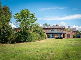 No1 Little Barrow Barns - Sleeps 10, hotel berdekatan Hutan Delamere, Chester