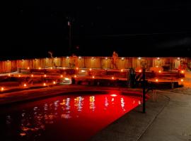 Private Home - Heated Saltwater Pool, BBQ, Pro Pool Table, Horseshoes, Darts, Cotton Bedding, Half Acre - The Joshua Tree Forest - Pool Heat Optional, hotel in Twentynine Palms