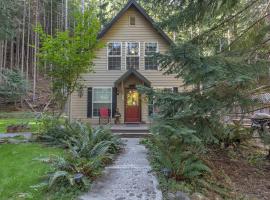 Elk Crossing Cozy Cabin at Crystal Mountain home, hotel in Greenwater