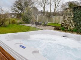 Bwthyn Clyd, hotel with jacuzzis in Dyffryn