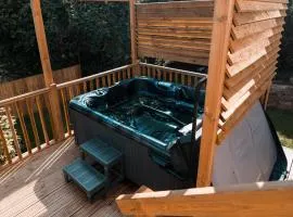 Luxury Renovated Bungalow with wheel chair access, Hot Tub and Fire Pit