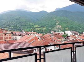 Lovely 1 bedroom within walking distance, views, hotel i Peć