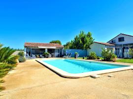 Gorgeous Home In Mouls With Kitchen, hotel in Moulès