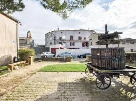 Awesome Home In Villeneuve-Lès-Montréa