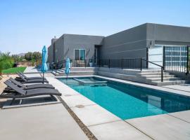 Modern Desert Oasis – Pool, Spa and Mountain Views, hotel with parking in Desert Hot Springs