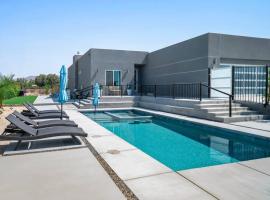 Modern Desert Oasis – Pool, Spa and Mountain Views, готель у місті Дезерт-Гот-Спрінґс