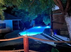 Lunar Dive Resort: Bamboo Villas: Kubu şehrinde bir havuzlu otel