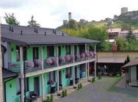 Noclegi-SKAŁKA โรงแรมใกล้ Olsztyn Castle ในโอลสติน