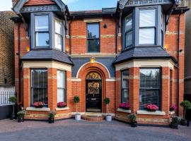 Dream House London with gym, cinema and housekeeper, hotel with jacuzzis in Ealing