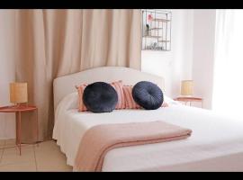 New-olivaholidayhomes - Pastel Studio pool: Dhiyeliótika şehrinde bir otel