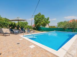 Cozy Home In Runovic With Outdoor Swimming Pool, khách sạn ở Runović