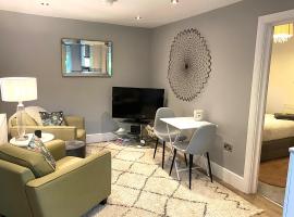 The Lodge Chester - luxury apartment for two, with free parking!: Hough Green şehrinde bir daire