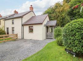 Little House, holiday home in Whitland