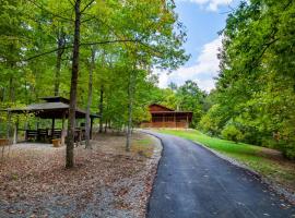 Forest Home Hot Tub Fire Pit Pool Table, hotelli kohteessa Pigeon Forge