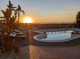 Villa Carly Taormina apartment with private pool โรงแรมในทรัปปิเตลโล
