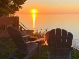 Lakefront Cottage w/ Private Beach- Niagara