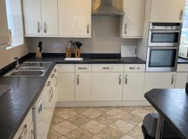 Spacious 9 bed house in Mansfield Nottinghamshire, cottage in Mansfield