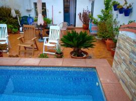 Acogedora casa de pueblo con piscina, cottage in Fuenteheridos