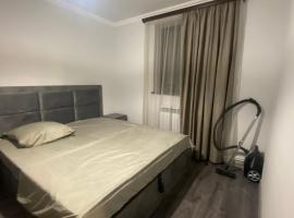 2 Cosy Apartment in townhouse near Airport EVN, ξενοδοχείο με πάρκινγκ σε Geghanist