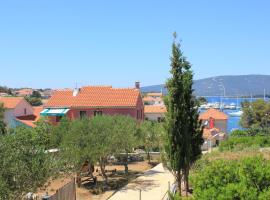 Apartments by the sea Ilovik, Losinj - 8069, Hotel in Ilovik